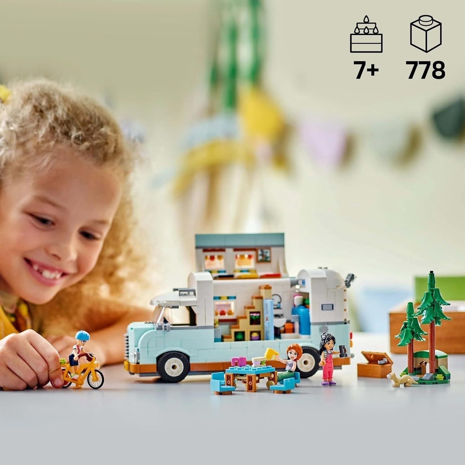 LEGO Friends Caravan, rollenspel-bouwset met een speelgoedcaravan, cadeau voor meisjes vanaf 7 jaar, creatieve speelset met 3 minifiguren en figuur van een fretdier 42663 Bouwsets Besuche in LEGO-Store