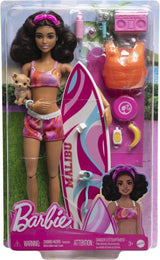 Barbie Surfer-pop met surfplank en handvat, handdoek en radio voor strandavonturen en verhalen, clips en enkelbandje voor realistisch surfen, vanaf 3 jaar HPL69 Naty Shop moderne poppen