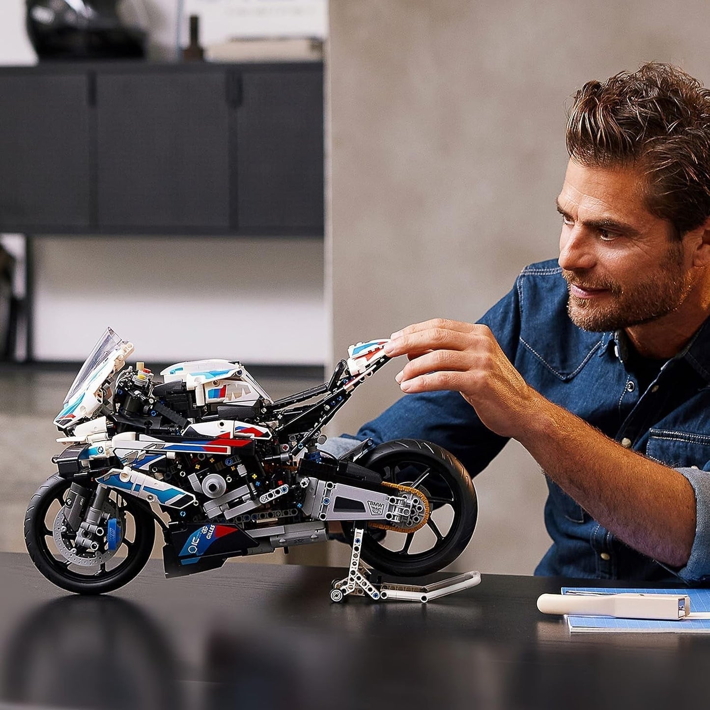 LEGO Technic BMW M 1000 RR Motormodel Modelbouwset voor volwassenen als knutselcadeau voor mannen en vrouwen Thuis- of kantoordecoratie 42130 Bouwsets Bestel in LEGO-Store
