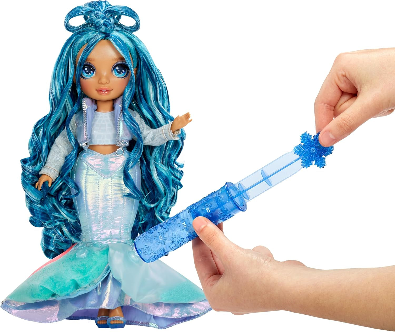 Rainbow High Winter Wonderland - Skyler (blauw) - 28 cm verborgen magische wateraccumulerende sneeuwmodepop met sneeuwpopset, geschikt voor 4-12 jaar oude kinderen en verzamelaars Naty Shop-poppen
