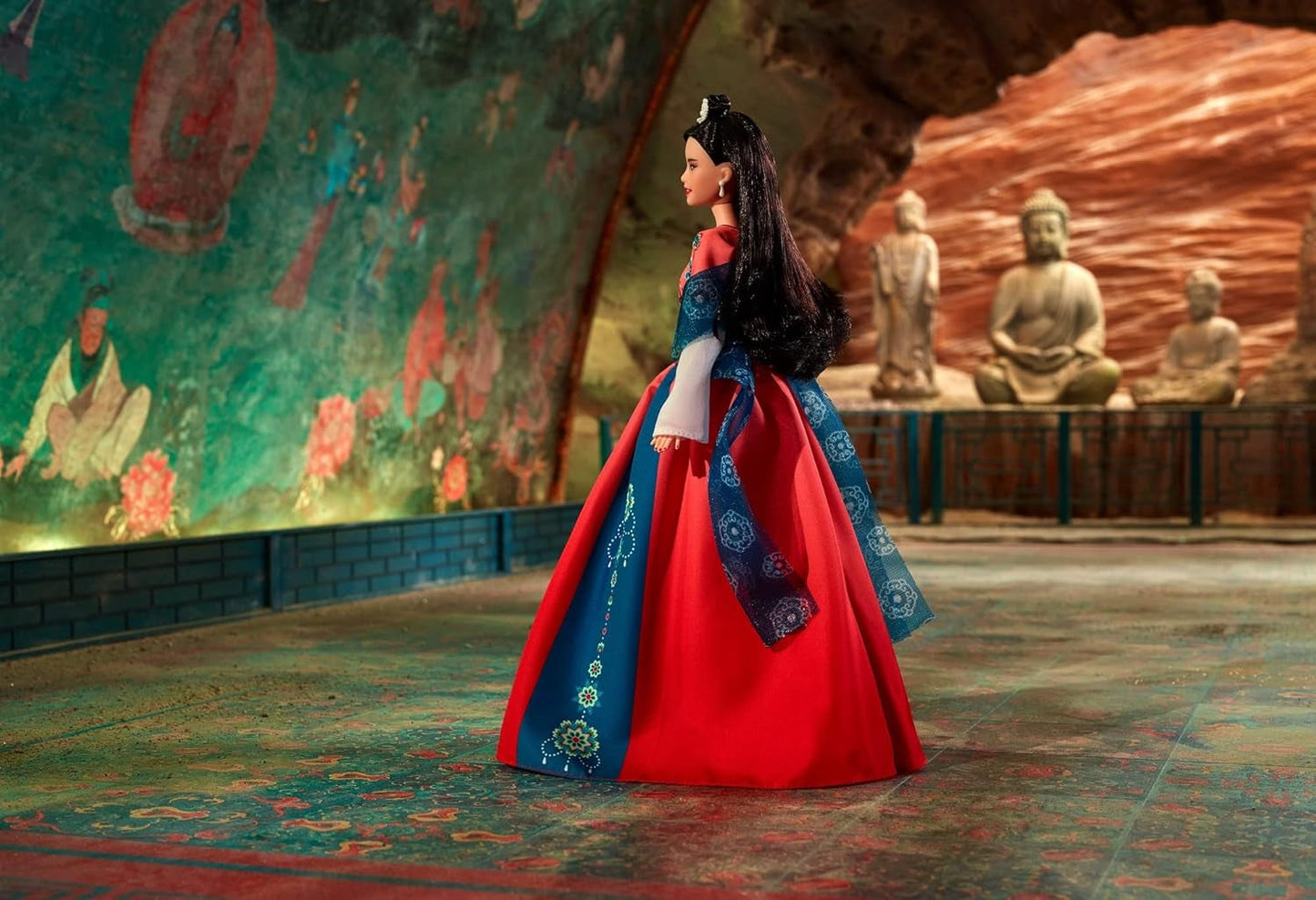 BARBIE Lunar New Year Puppe - Sammelfigur met traditionele Hanfu-Robe en Chinese drucken, geïnspireerd door Dunhuang-Höhlenmalereien, inclusief Puppenständer en Echtheitszertifikat, HJX35