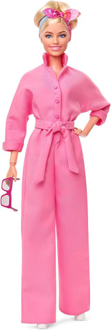 BARBIE THE MOVIE Margot Robbie - Puppe mit Kaugummi-Rosa Jumpsuit, Messy Updo, Sonnenbrille, Kopftuch, Wedge-Sneakers, Sammlerverpackung, voor kinderen vanaf 3 jaar, HRF29
