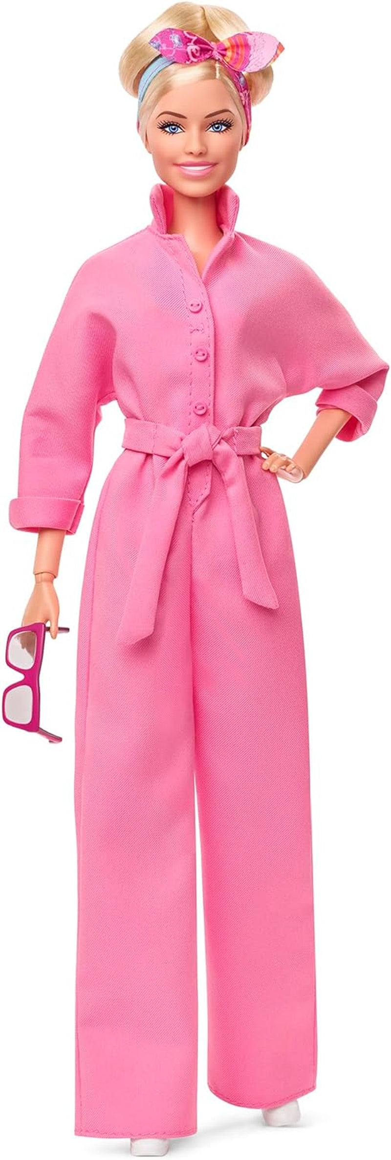 BARBIE THE MOVIE Margot Robbie - Puppe mit Kaugummi-Rosa Jumpsuit, Messy Updo, Sonnenbrille, Kopftuch, Wedge-Sneakers, Sammlerverpackung, voor kinderen vanaf 3 jaar, HRF29