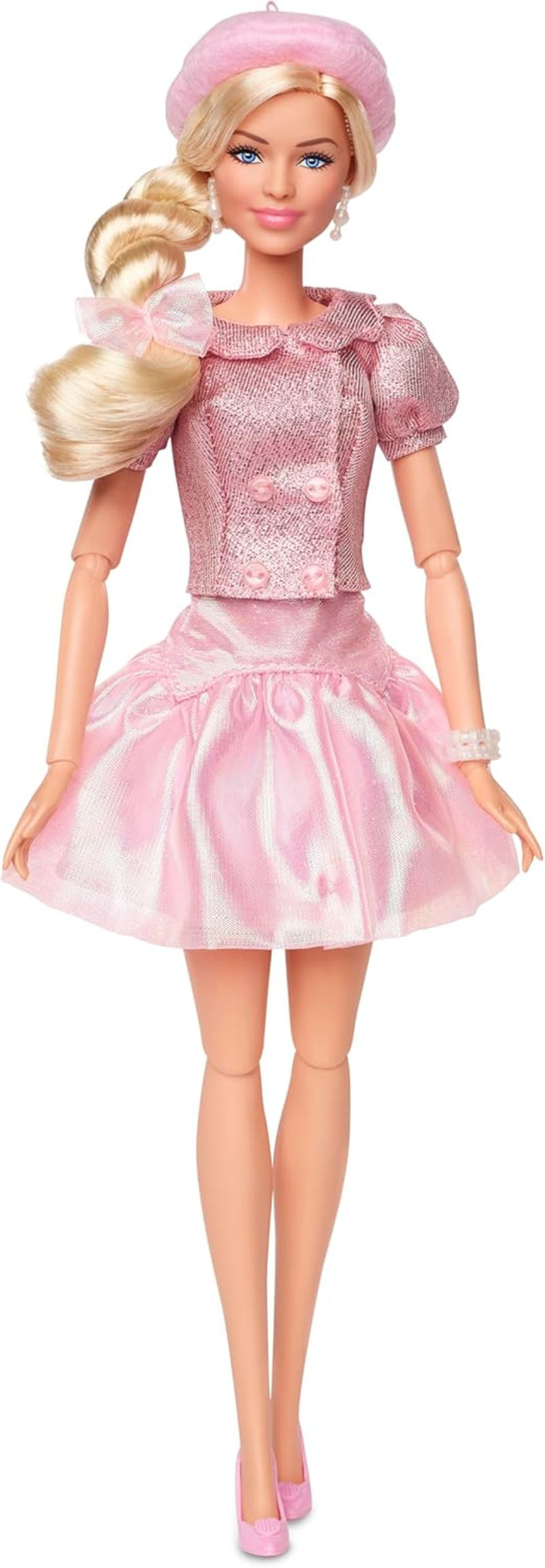 Barbie The Movie Gebaseerd op de film Margot Robbie als Barbie verzamelfiguur in roze blouse en tule rok met gestileerd kapsel en bijpassende sieraden JBJ53