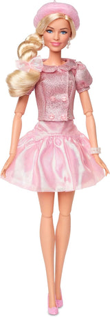 Barbie The Movie Gebaseerd op de film Margot Robbie als Barbie verzamelfiguur in roze blouse en tule rok met gestileerd kapsel en bijpassende sieraden JBJ53