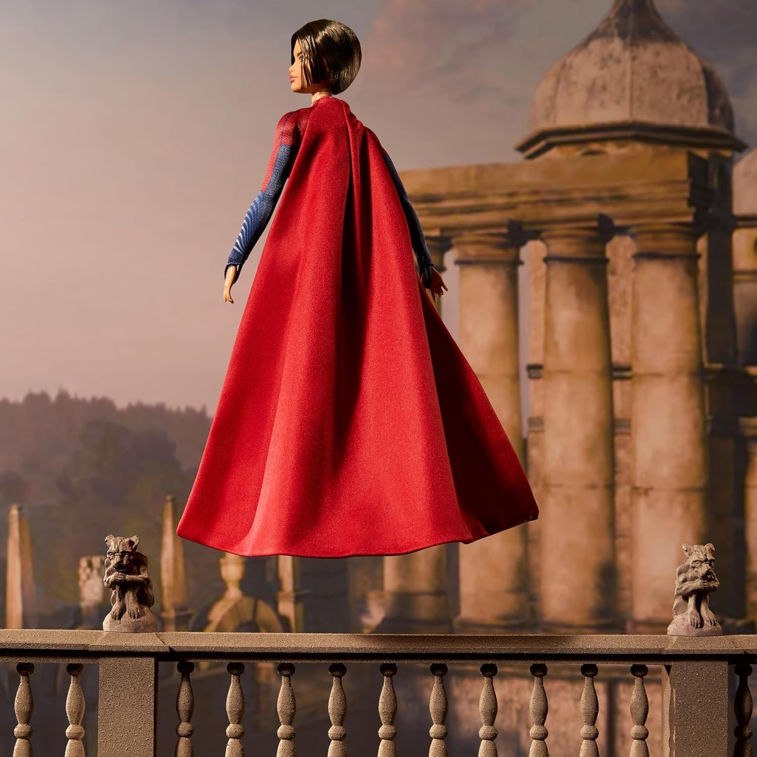 Barbie Supergirl Puppe, Sammlerpuppe uit de Flash Movie Wearing Red and Blue Anzug met omhang, Puppenstandaarden