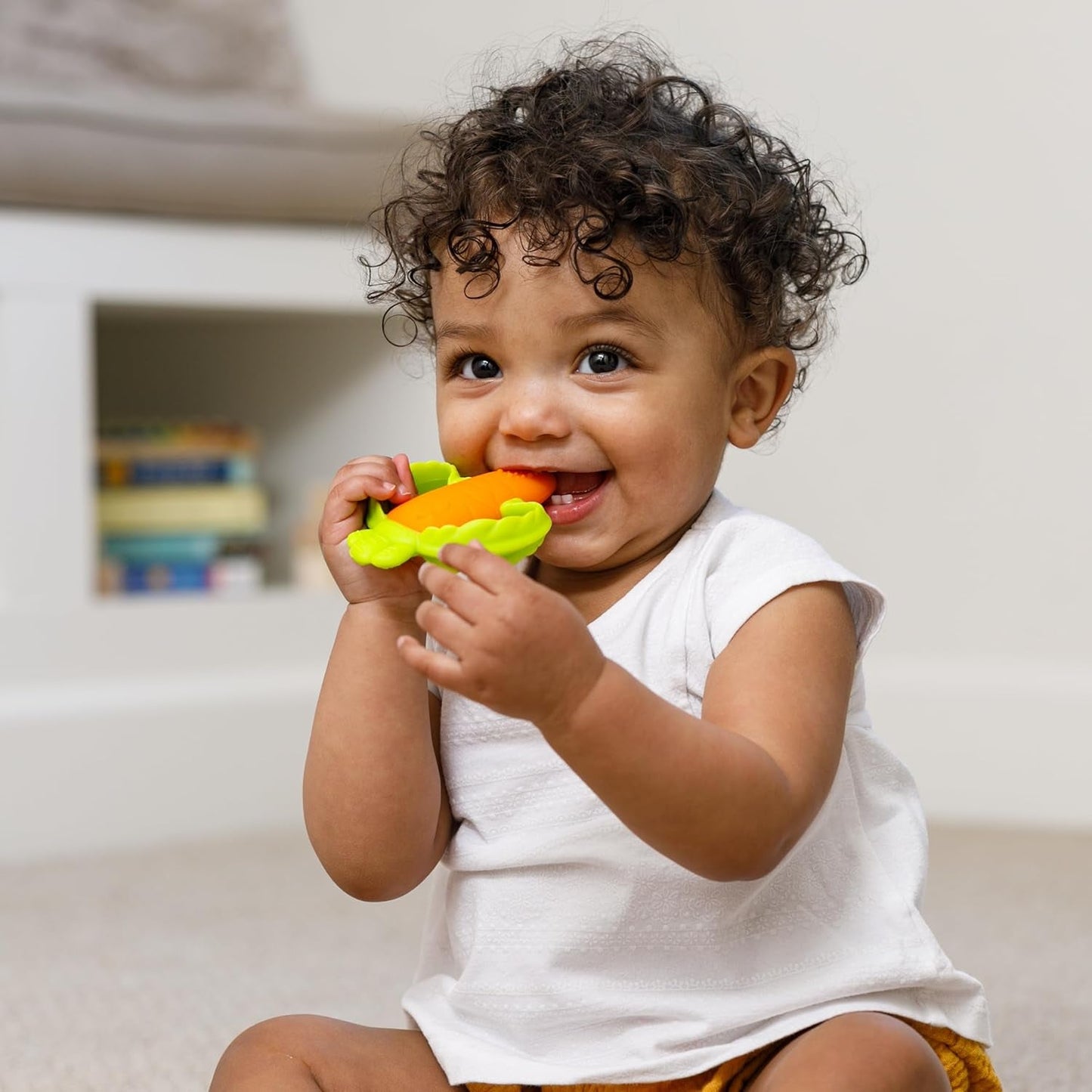Infantino Lil' Nibbles, getextureerde siliconen bijtring, BPA-vrij babybijtringspeeltje, zacht, gemakkelijk vast te houden, zintuiglijke stimulatie voor zuigelingen, wortel