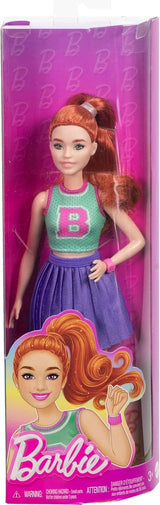 Barbie Fashionistas pop nr. 232 met rood haar, jersey sporttopje met B-print, paarse plooirok, polshorloge en sneakers, HYT90 Naty Shop Dolls