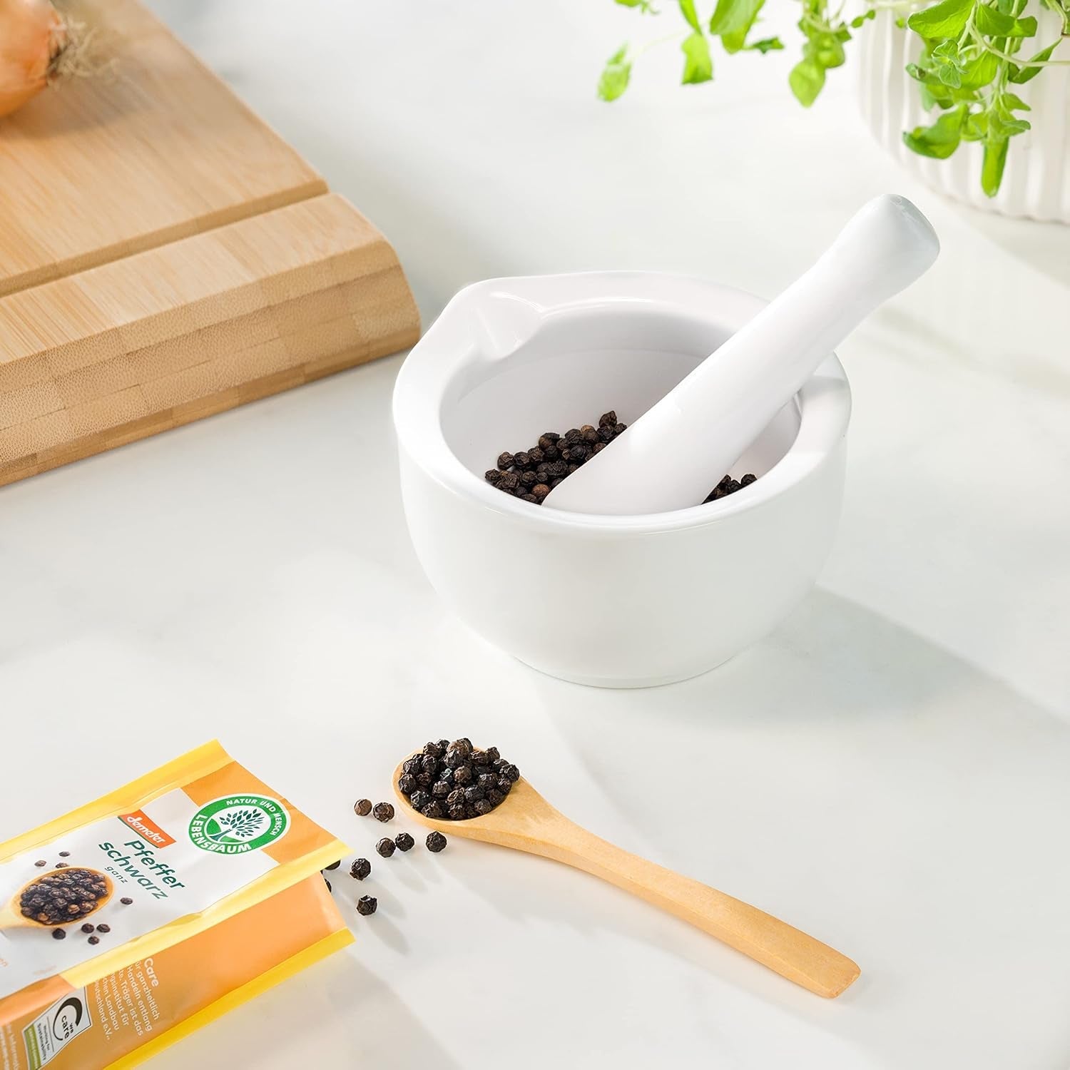 Lebensbaum Schwarzer Pfeffer, fruitig scharfer Genuss, Bio-Pfeffer für Sossen, Beilagen aller Art, Ofengemüse & Fleisch, ganz, 50 g