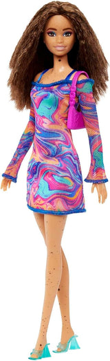 Barbie Fashionistas pop nr. 206 - Golvend haar en sproeten - Moderne regenboogmarmeren jurk, schoudertas en groene schoenen - Vanaf 3 jaar, HJT03