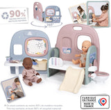 Smoby - Babyverzorging Poppenkwekerij - Poppenspeelcentrum Kinderdagverblijf + Kleuterschool Dagelijks leven - Opvouwbare speelruimte met 360° rotatie - 6 accessoires - Gemaakt van 90% gerecycled materiaal in Frankrijk, vanaf 3 jaar