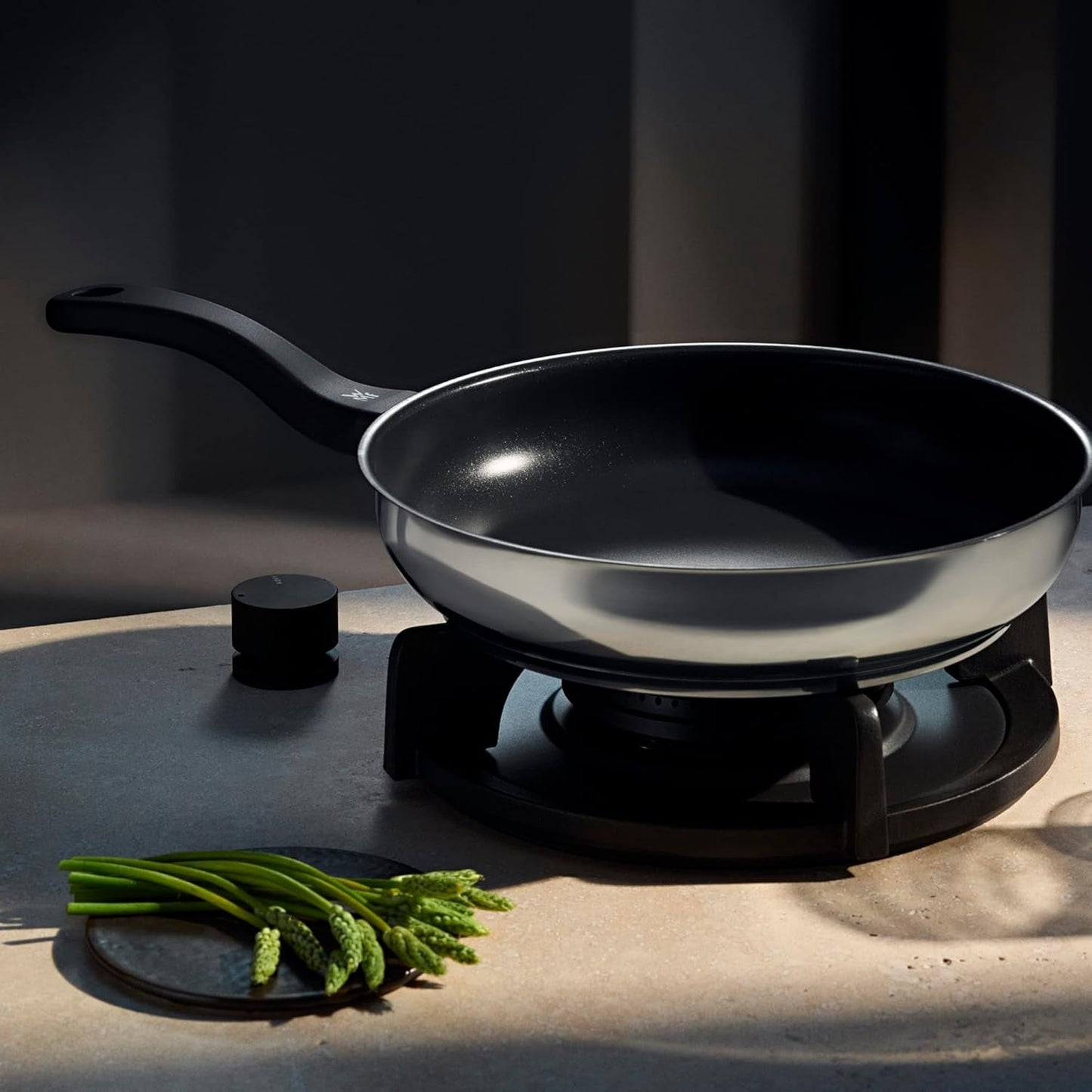 WMF Devil pan 28 cm, inductiepan, Cromargan roestvrij staal, kunststof handvat Potten en pannen Naty Shop