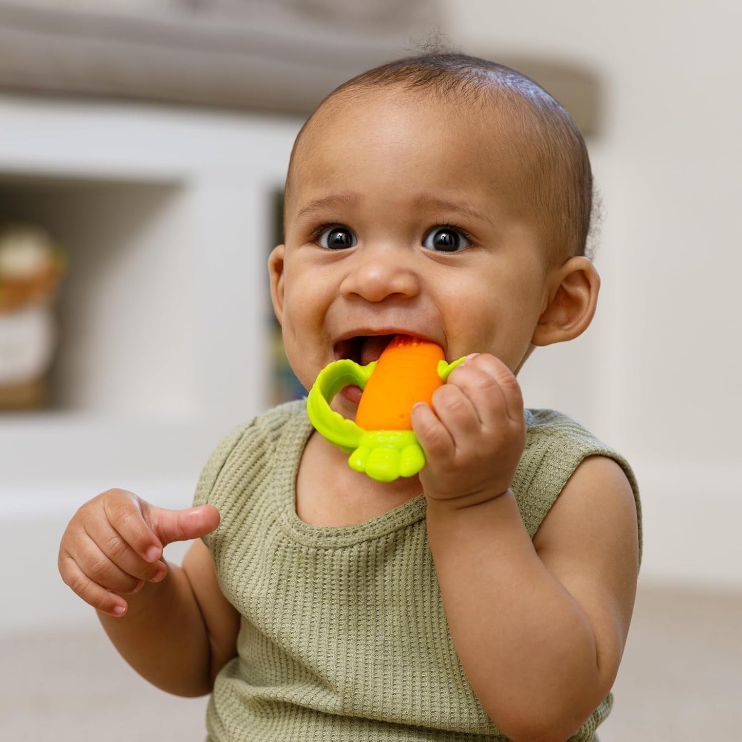 Infantino Lil' Nibbles, getextureerde siliconen bijtring, BPA-vrij babybijtringspeeltje, zacht, gemakkelijk vast te houden, zintuiglijke stimulatie voor zuigelingen, wortel