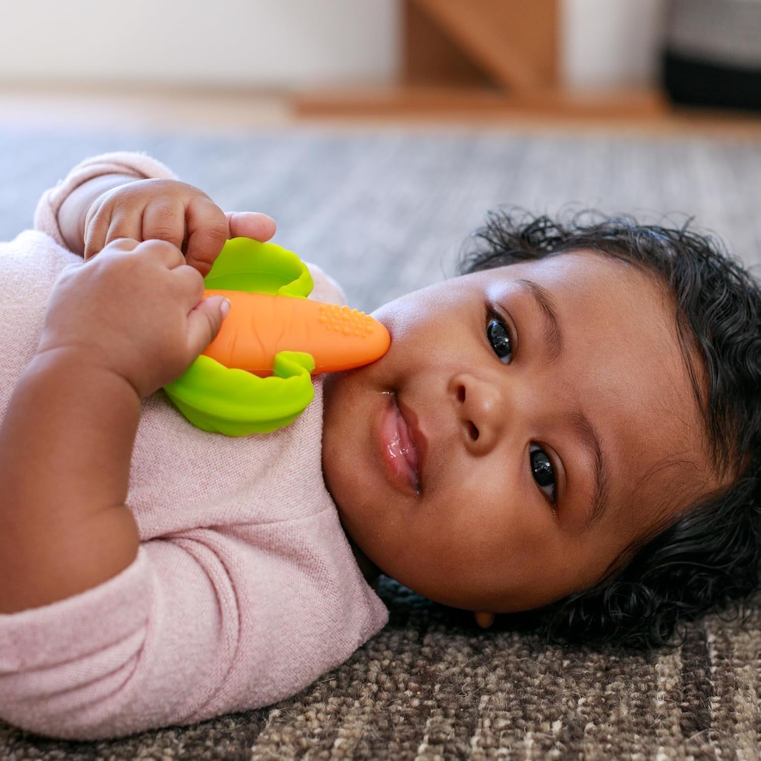 Infantino Lil' Nibbles, getextureerde siliconen bijtring, BPA-vrij babybijtringspeeltje, zacht, gemakkelijk vast te houden, zintuiglijke stimulatie voor zuigelingen, wortel