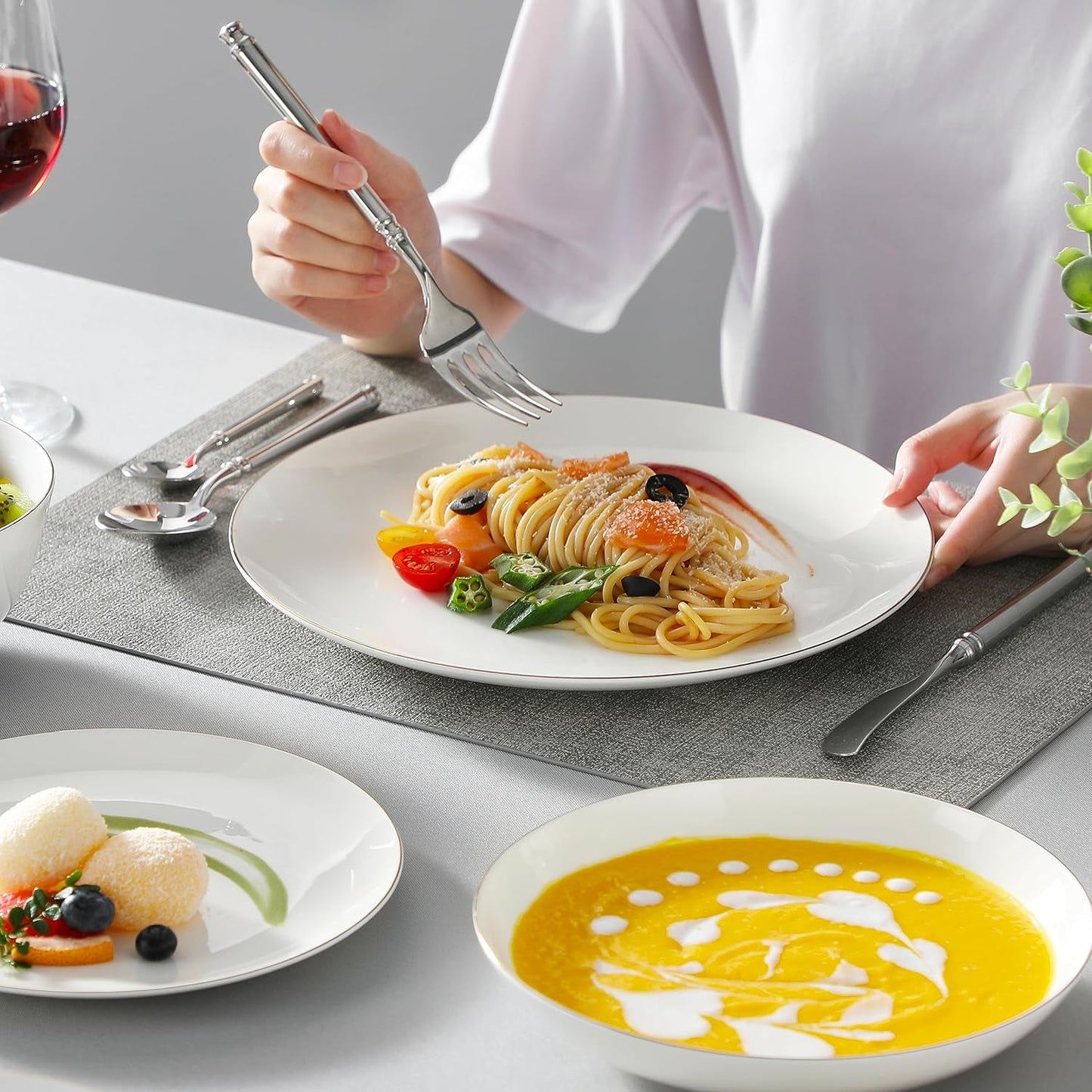 MALACASA 4-persoons serviesset Bone China 16-delige serviesset rond wit met gouden rand Combinatieset van 4 dinerborden, 4 dessertborden, 4 Suma-borden en 4 ontbijtgranenschalen NORI-serie