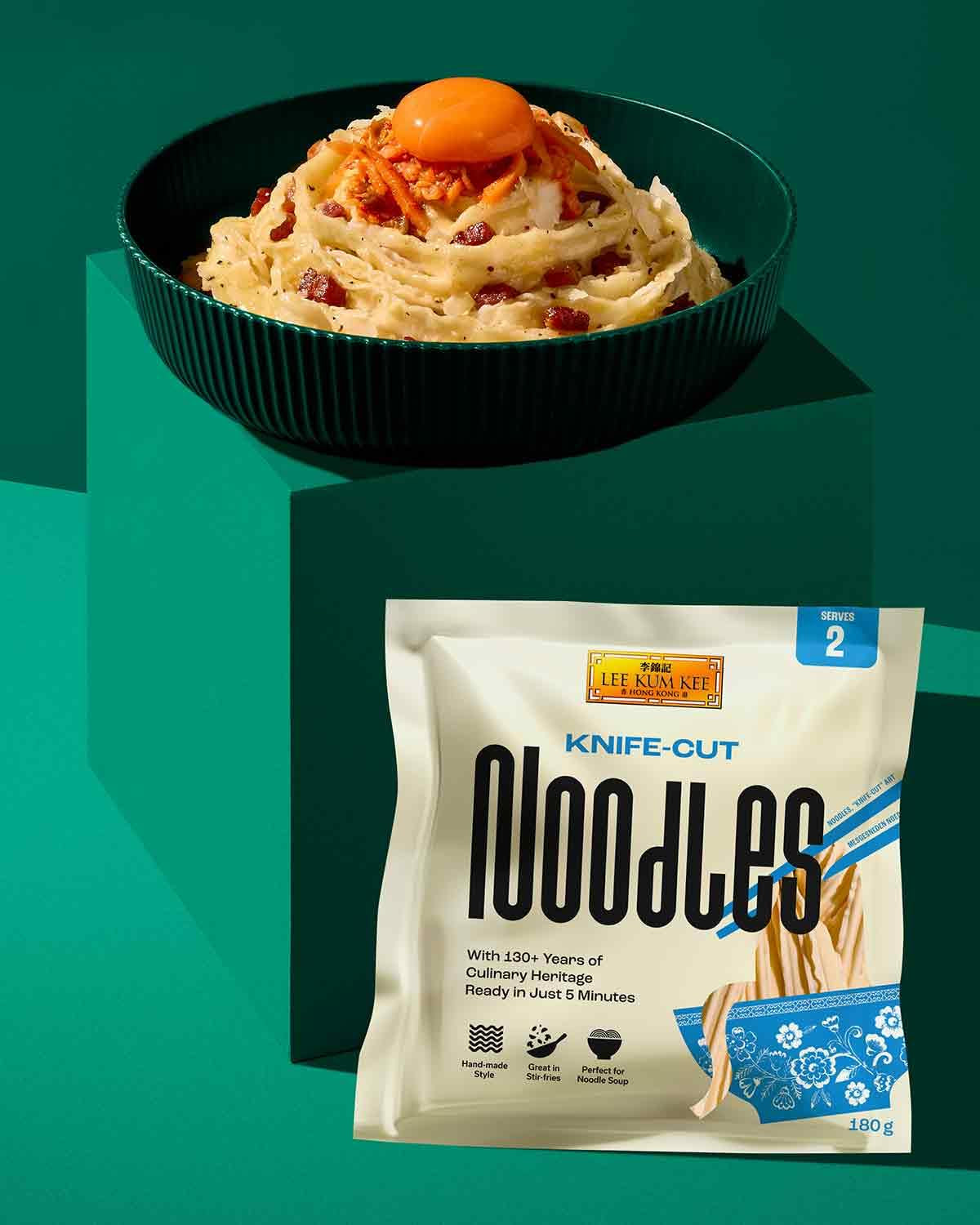 LEE KUM KEE Knife Cut Noodles - Aziatische mesgesneden noedels met een hartige stevige textuur, ideaal voor wokgerechten en soepen, halfdroog, twee porties per verpakking, 6 x 180 g multipack