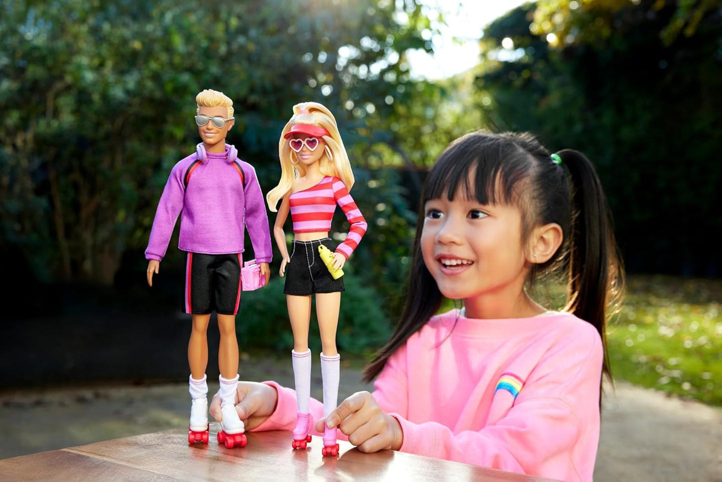 Barbie Fashionistas-set met 2 modepoppen en 6 accessoires, Barbie en Ken modepoppen op rollen, 65-jarig jubileum verzamelfiguren, HXK90 Naty Shop-poppen