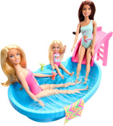 Barbiepop en accessoires - zwembad met glijbaan en accessoires voor urenlang plezier in de zon, roze badpak met tropisch design, voor kinderen vanaf 3 jaar, HRJ74