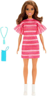 Barbie en Teresa Rezept für Freundschaft Teresa-Modepuppe mit unverkennbarem Outfit zum An- en Ausziehen, met accessoires inclusief een ketting, JCT02