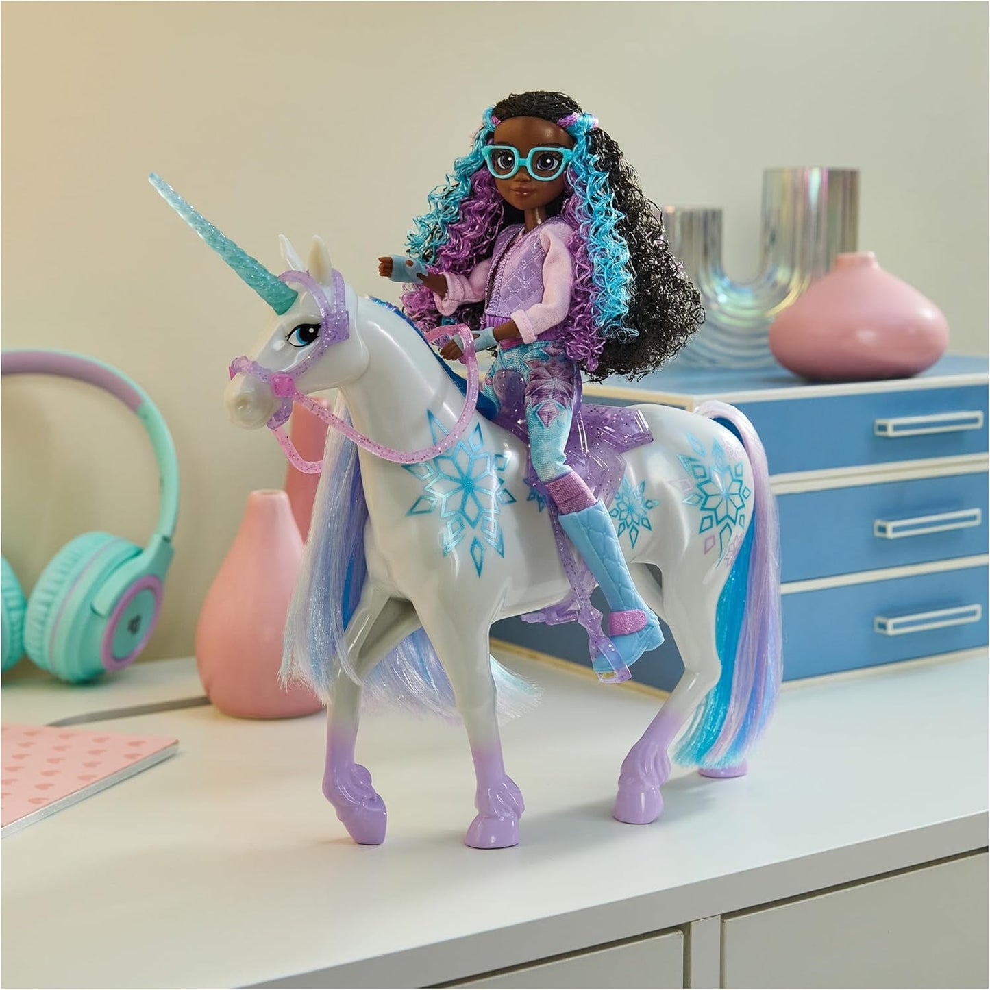 Unicorn Academy Unicorn Glacier - 28 cm hoog, Layla's originele Netflix-eenhoorn met echte manen en staart, afneembaar hoofdstel, zadel en borstel, voor kinderen vanaf 4 jaar