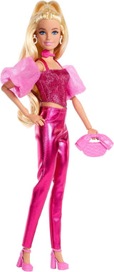 Barbie Deluxe Style #5 pop in een metallic roze blonde outfit met een sprankelend lijfje en een glitterbroek, met accessoires waaronder een roze ketting en een handtas, JFP40