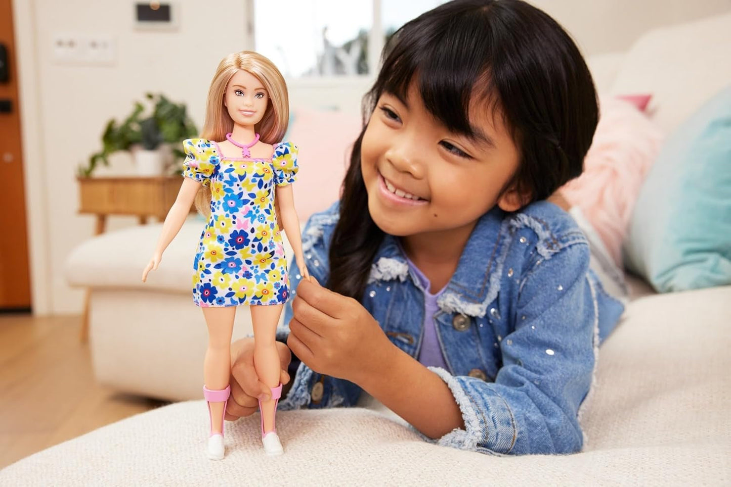 Barbie Fashionistas - ontwikkeld in samenwerking met de National Down Syndrome Society, blond haar en trendy outfit met gebloemde jurk en witte sneakers, voor kinderen vanaf 3 jaar, HJT05 Naty Shop Dolls