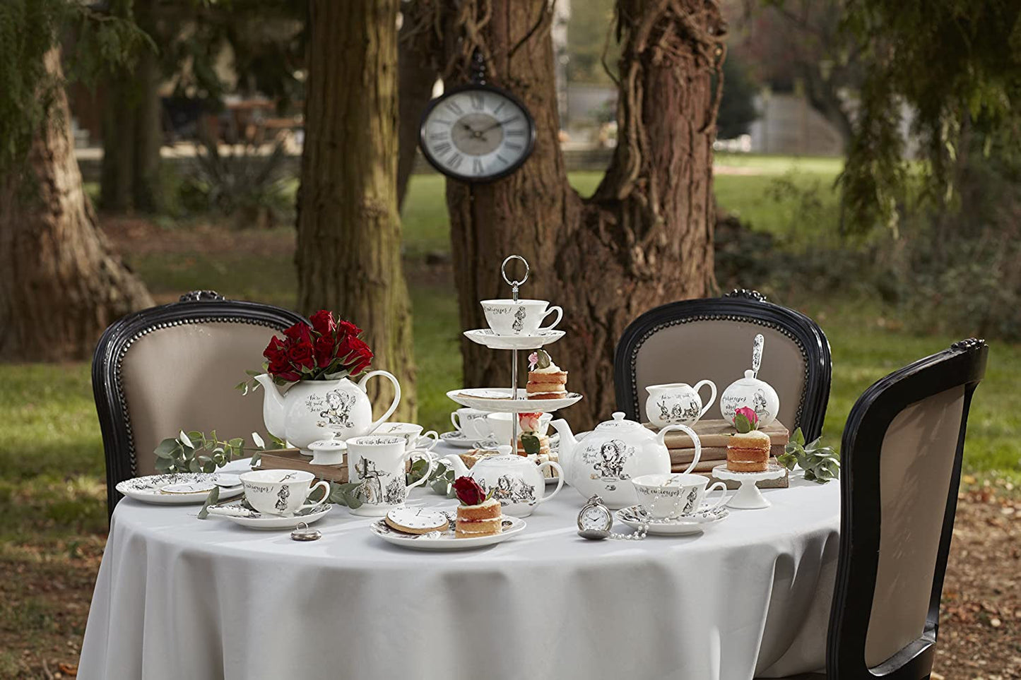 Alice in Wonderland fijne porseleinen theepot en melkkan, porseleinen kom en melkkan in een luxe geschenkdoos