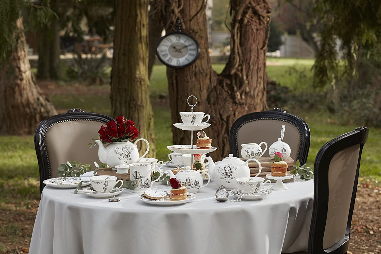 Alice in Wonderland fijne porseleinen theepot en melkkan, porseleinen kom en melkkan in een luxe geschenkdoos