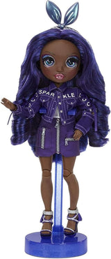 Rainbow High Fashion Doll - Kristal Bailey - Indigo pop met 2 luxe outfits - Inclusief poppenaccessoires en standaard uit serie 2 - Geweldig cadeau voor kinderen en verzamelaars vanaf 6 jaar