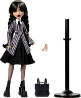 Monster High Wednesday Puppe en Accessoires, Wednesday Addams Sammelfigur in Nevermore Academy Uniform met Eiskaltem Handen en Rugzak, Puppenstandaard, HXJ04