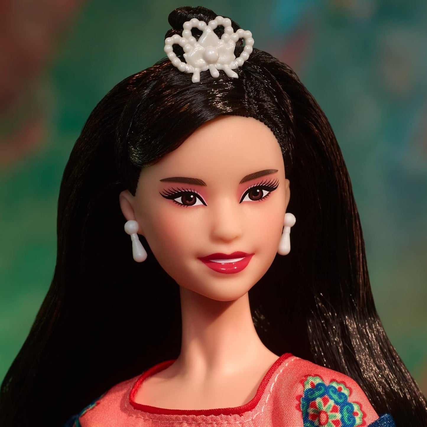 BARBIE Lunar New Year Puppe - Sammelfigur met traditionele Hanfu-Robe en Chinese drucken, geïnspireerd door Dunhuang-Höhlenmalereien, inclusief Puppenständer en Echtheitszertifikat, HJX35