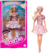 Barbie The Movie Gebaseerd op de film Margot Robbie als Barbie verzamelfiguur in roze blouse en tule rok met gestileerd kapsel en bijpassende sieraden JBJ53