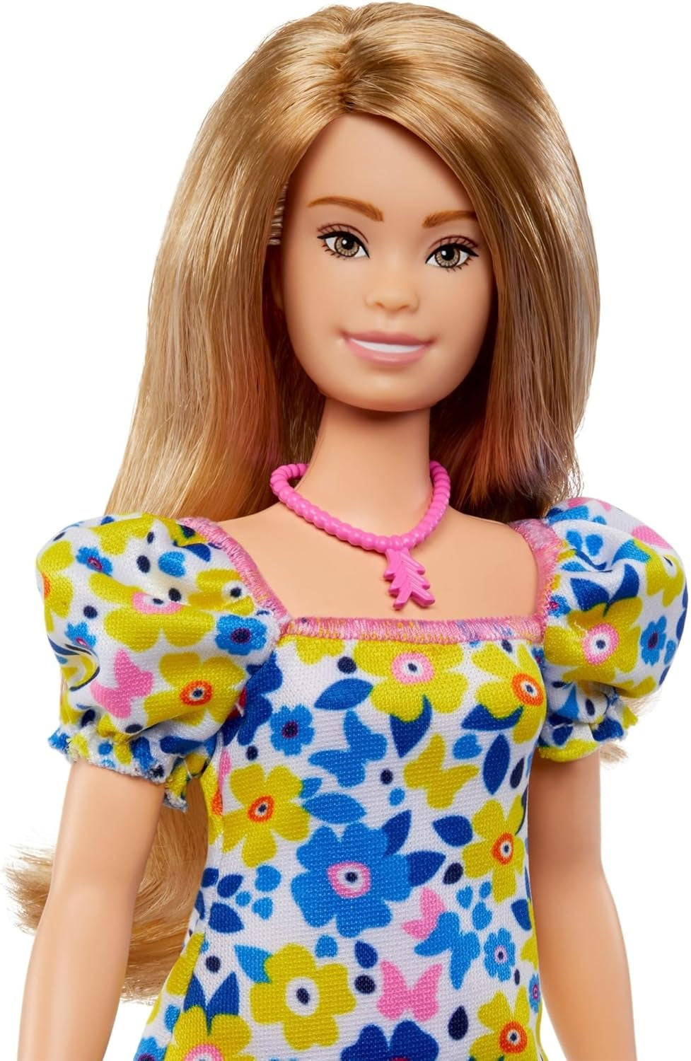 Barbie Fashionistas-pop, ontwikkeld in samenwerking met de National Down Syndrome Society, met blond haar en een moderne outfit in een gebloemde jurk en witte sneakers, voor kinderen vanaf 3 jaar, HJT05