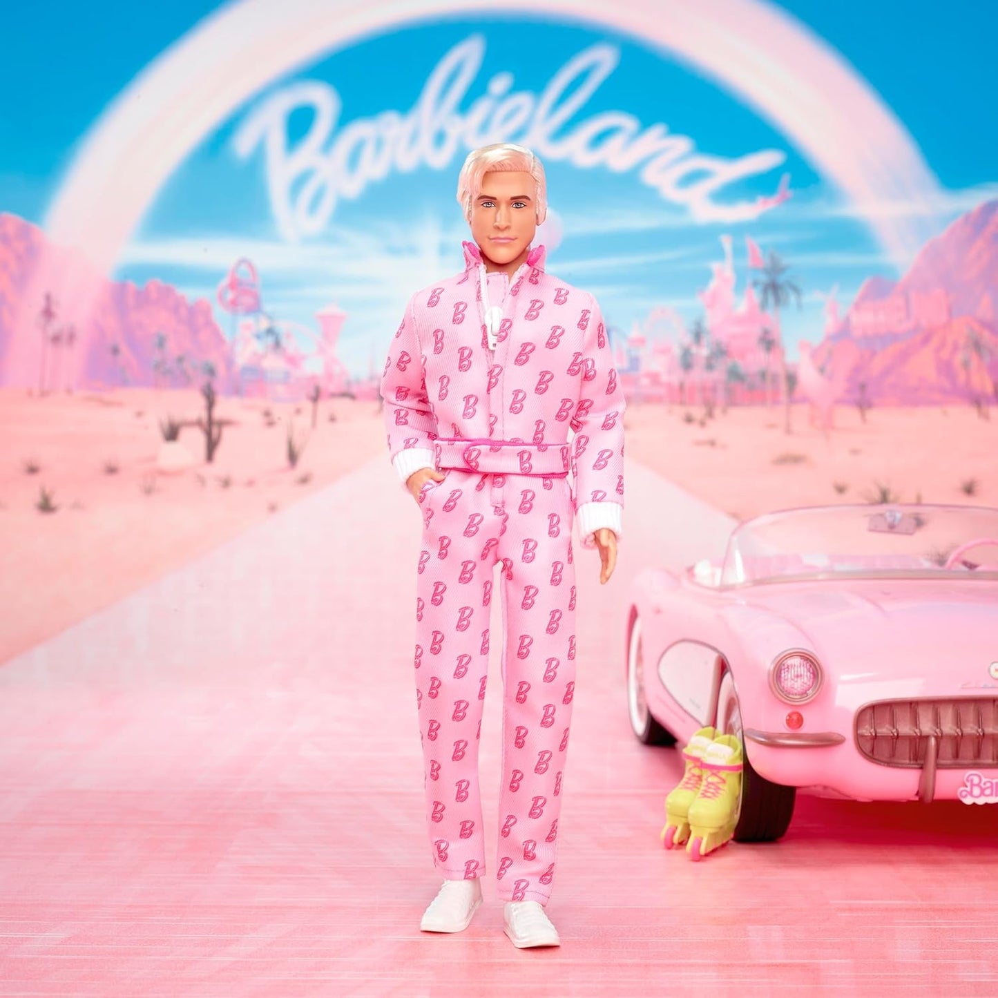 Barbie The Movie - Ken-Sammelpuppe, Ryan Gosling als Ken in rosafarbenem Overall met "B"-opdruk, witte sneaker en bunten Inlineskates, JCP80