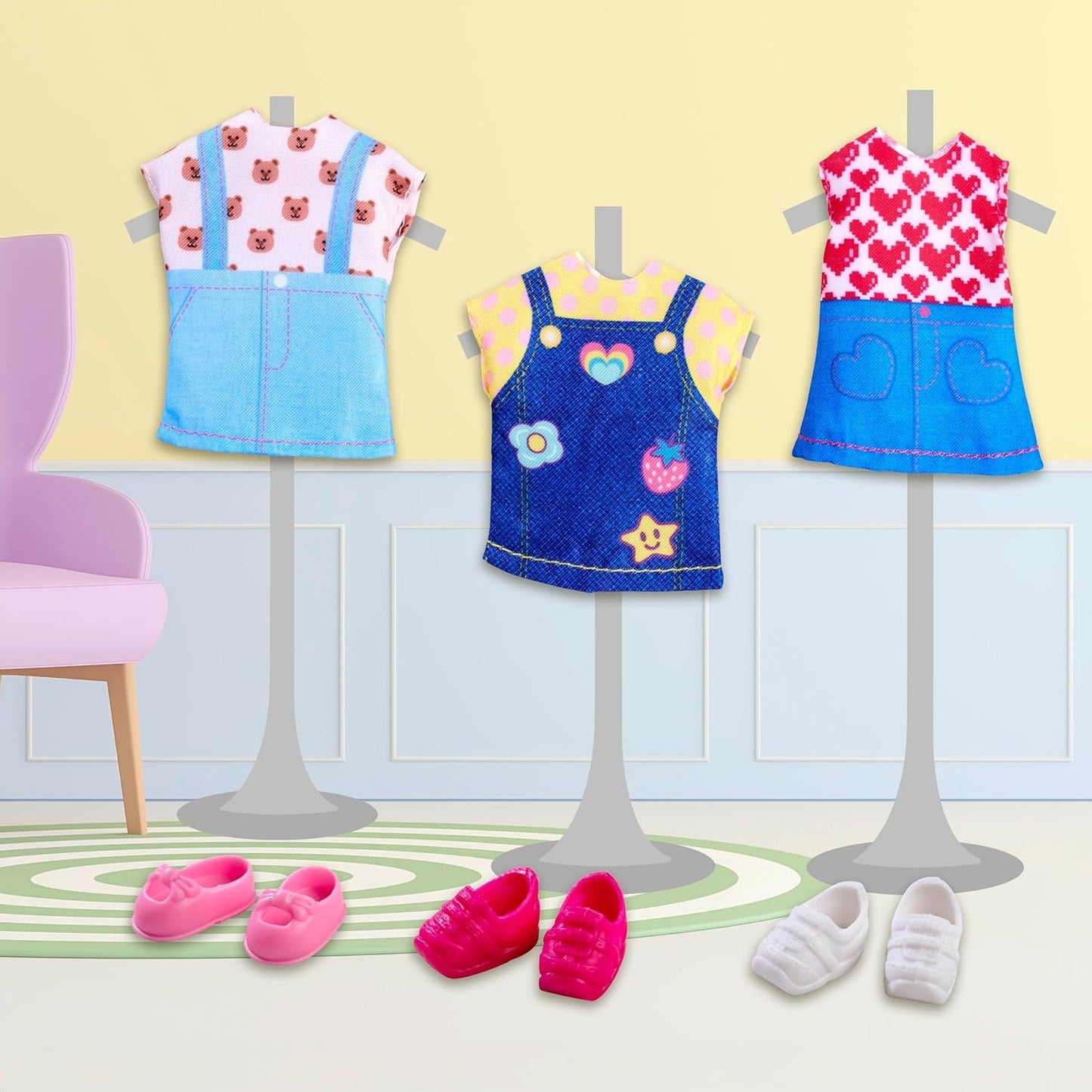 Simba Evi Love-modepop in schattige spijkerjurk, inclusief twee andere outfits met schattige prints en sneakers, 12 cm, vanaf 3 jaar