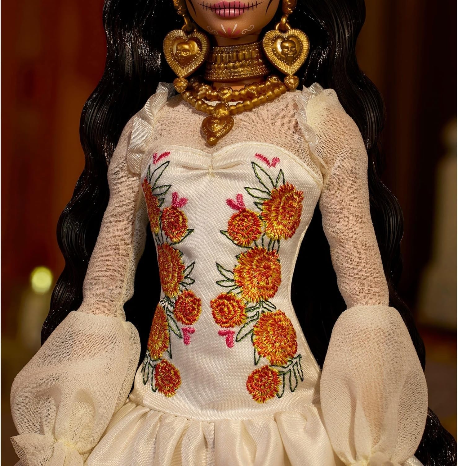 Barbie Signature Day of the Dead 2025 verzamelfiguur in crèmekleurige jurk met ruches, goudsbloemen en strikken, bloemenkroon in haar en Calavera-schmink, JBJ05