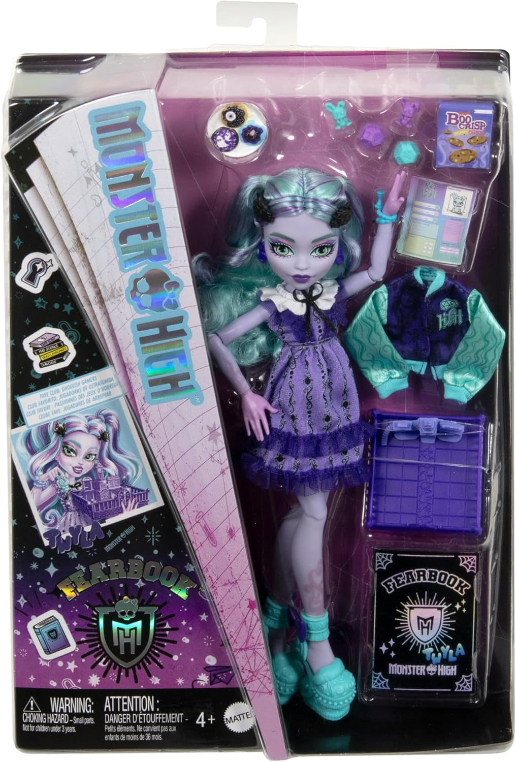 Monster High Fearbook Twyla Doll en Film Club thema-accessoireset, College Jacket, afstudeeralbum, bordspel en koekjes, HXW31