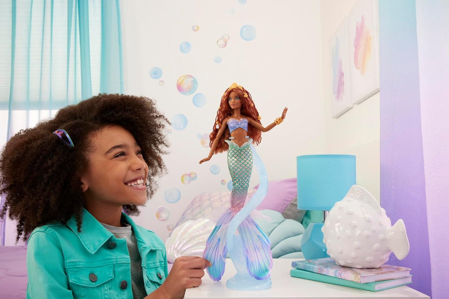 Mattel Disney Ariel de kleine zeemeermin - Deluxe zeemeerminpop met haarkralen en poppenstandaard voor fantasierijk spelen en tentoonstellen, voor kinderen vanaf 3 jaar, HNF42