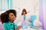 Mattel Disney Ariel de kleine zeemeermin - Deluxe zeemeerminpop met haarkralen en poppenstandaard voor fantasierijk spelen en tentoonstellen, voor kinderen vanaf 3 jaar, HNF42