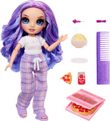 Rainbow High Junior High PJ Party Doll - Violet - 22 cm met zachte jumpsuit, pantoffels en speelaccessoires - Kinderspeelgoed - Ideaal voor 4-12 jaar
