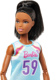 Barbie Made to Move-pop en accessoires, brunette basketbalspeler met afneembare sportjurk en bal, 22 gelede gewrichten, HKT74