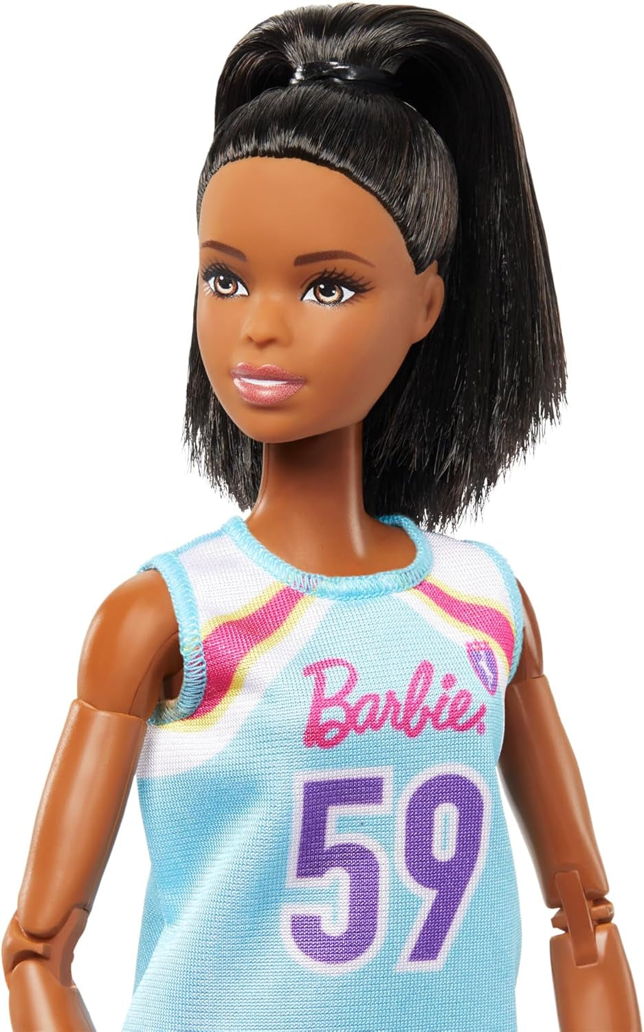 Barbie Made to Move-pop en accessoires, brunette basketbalspeler met afneembare sportjurk en bal, 22 gelede gewrichten, HKT74