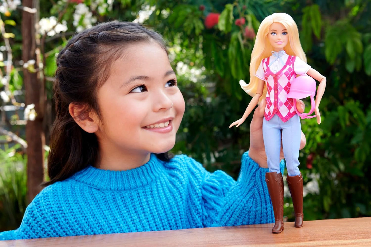 Barbie Malibu-pop en accessoires uit Barbie Mysteries: The Secret Horse Adventure, inclusief modepop, afneembare rij-outfit en helm, HXJ38