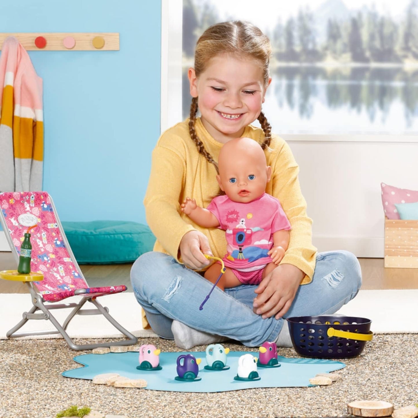 BABY born 832790 Weekend Fishing - Visserijpop accessoireset met ligstoel met levendige print, bijzettafel, glas, mand, eendjes en hengel en roze lang shirt, Roze