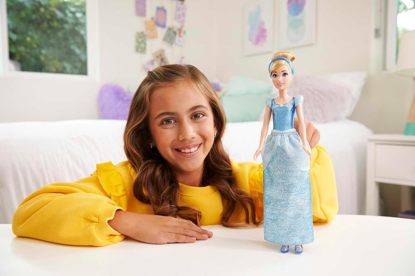 Mattel DISNEY Prinses Assepoester beweegbare pop met sprankelende jurk, afneembare schoenen en tiara, kambaar haar voor kappersplezier, vanaf 3 jaar, HLW06 Naty Shop-poppen