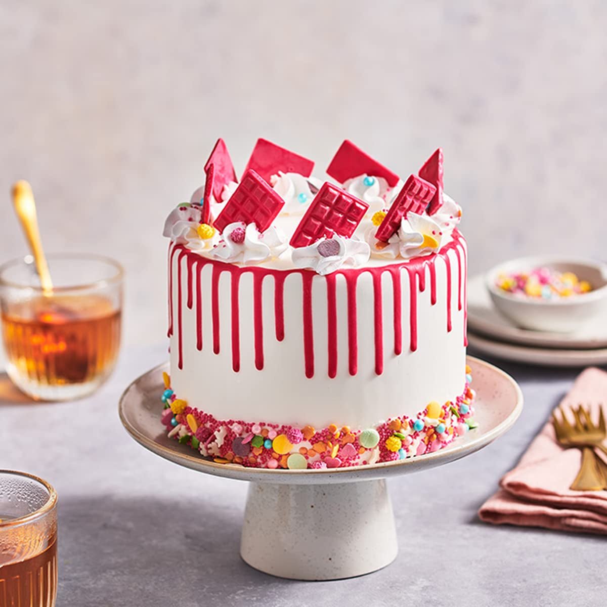 FunCakes Choco Drip Hot Pink (Donkerroze): Heerlijke smaak, Makkelijk in gebruik, Perfect voor dripcakes, Chocolade drip smaak. Hersluitbare verpakking 180 g. Naty Shop suikerpasta