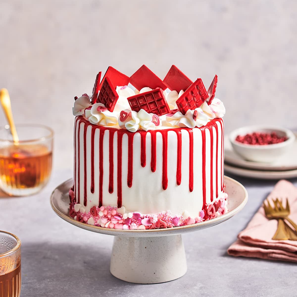 FunCakes Choco Drip Rood: Heerlijke smaak, Makkelijk in gebruik, Ideaal voor dripcakes, Chocolade drip smaak. Hersluitbare verpakking 180 g. Naty Shop suikerpasta
