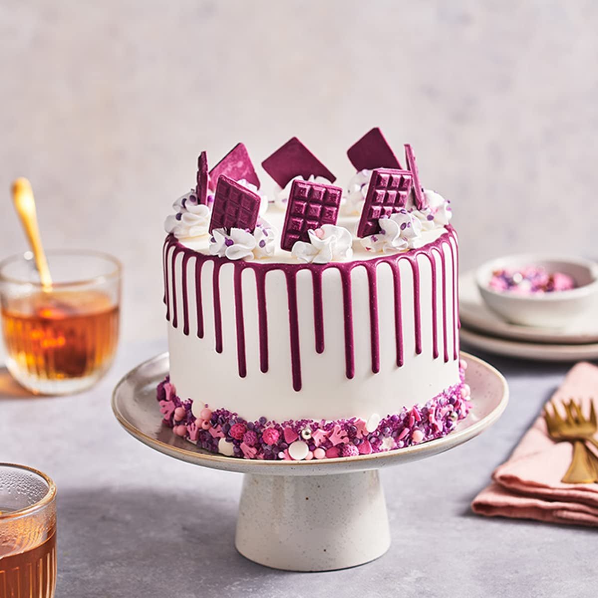 FunCakes Choco Drip Royal Purple: Heerlijke smaak, Makkelijk in gebruik, Perfect voor dripcakes, Chocolade drip smaak. Hersluitbare verpakking 180 g. Naty Shop suikerpasta