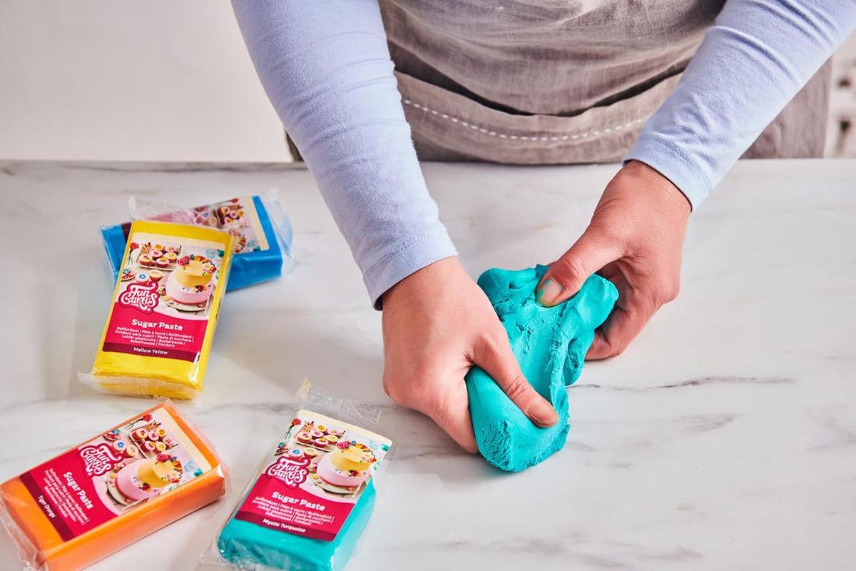 FunCakes robijnrode fondantrol: eenvoudig in gebruik, soepel, flexibel, zacht en buigzaam, perfect voor het decoreren van taarten, halal, koosjer en glutenvrij, 250g Naty Shop Suikerpasta