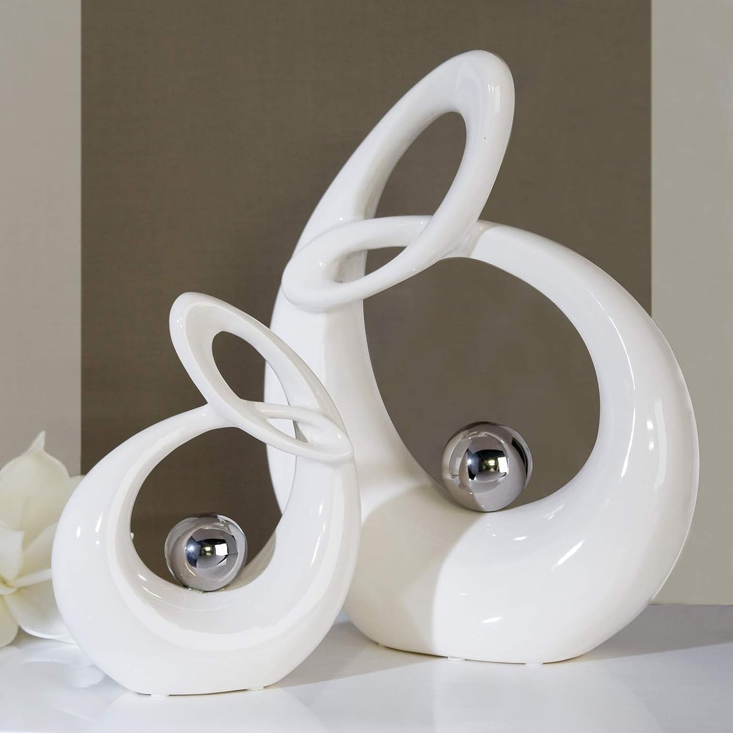 GILDE Decoratieve keramische sculptuur Life - wit geglazuurd wit/zilveren figuur met zilveren bol - hoogte 22 cm Beeldjes en sculpturen Naty Shop